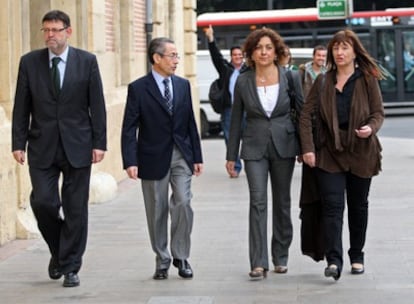 Joaquim Puig, Ángel Luna, Carmen Ninet y Cristina Moreno, ayer junto a la sede del TSJ valenciano.