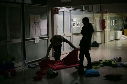 Estudiantes de la UAB durante el encierro en el rectorado.