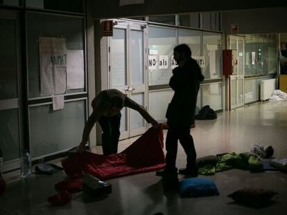 Estudiantes de la UAB durante el encierro en el rectorado.