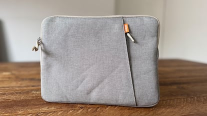 El tejido de neopreno de la funda para portátil JETech evita los daños por salpicaduras.