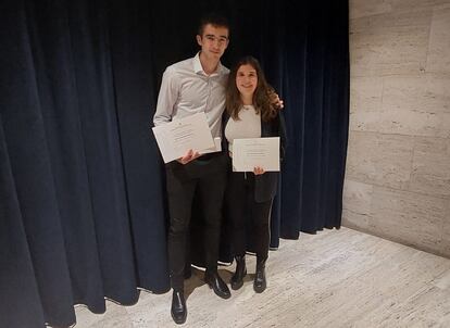 Ramon Bernadas y Marta Bernadet, recibiendo el premio extraordinario por su nota en Selectividad.