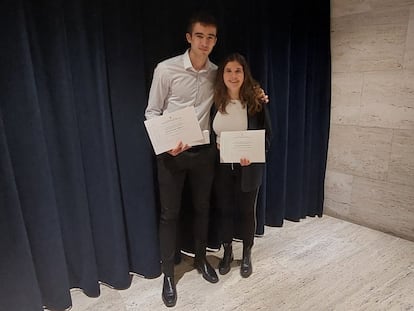 Ramon Bernadas y Marta Bernadet, recibiendo el premio extraordinario por su nota en Selectividad.