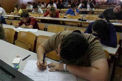 Alumnos en el examen de Selectividad.