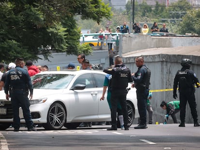 Un hombre perdió la vida luego de ser atacado con un arma de fuego cuando circulaba sobre Viaducto, en Ciudad de México.