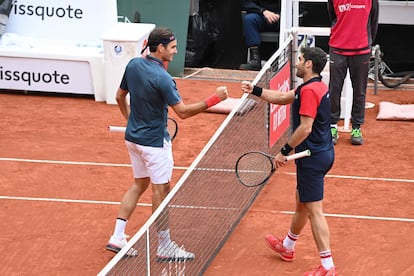 Federer y Andújar se saludan el año pasado en Ginebra.