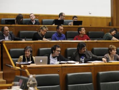 La bancada de EH Bildu en un pleno reciente del Parlamento.