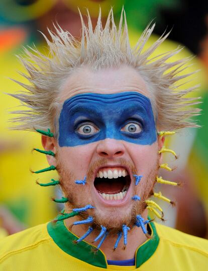 Un aficionado anima a su equipo antes del comienzo del partido de cuartos de final del Mundial de Sudáfrica 2010 que disputan las selecciones de Holanda y Brasil en el estadio Nelson Mandela Bay.