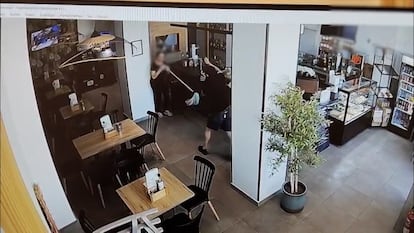 La empleada de una cafetería de Roquetas de Mar (Almería) se defiende de un atracador.