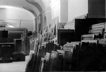 Vista de una sala del Museo del Prado en 1939 con los lienzos que regresaron a España procedentes de Ginebra.