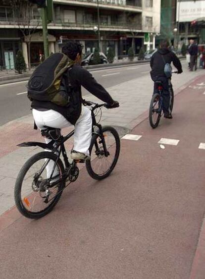 Estudiantes circulan por el carril bici de O'Donnell.