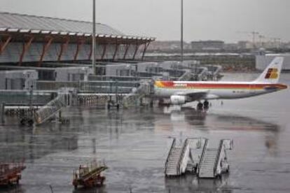 Un avión de Iberia en el aeropuerto de Barajas, en Madrid, en una jornada de huelga. EFE/Archivo