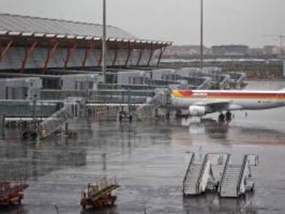 Un avión de Iberia en el aeropuerto de Barajas, en Madrid, en una jornada de huelga. EFE/Archivo
