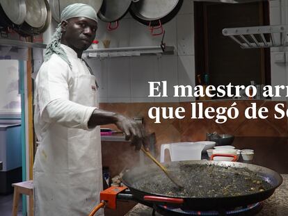 Videorreportaje | El senegalés que llegó en patera y ahora es el maestro arrocero de un chiringuito de éxito en Mazarrón