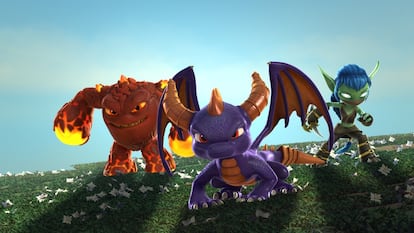 De izquierda a derecha: Eruptor (doblado en la versión original por Jonathan Banks), Spyro (Justin Long) y Stealth Elf (Ashley Tisdale) en posición de combate.