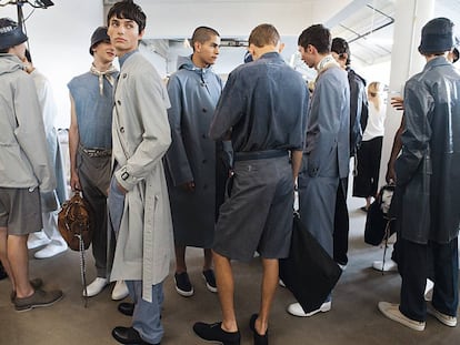 Momento del desfile en Nueva York, lleno de clásicos masculinos (sastrería, gabardinas) amplios y ligeros.