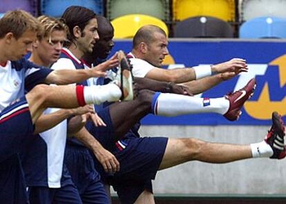 Pedretti, Rothen, Pires, Thuram y Zidane (de izquierda a derecha) realizan estiramientos.