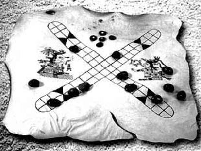 Juego azteca del patolli.