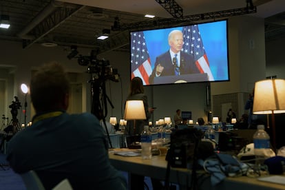 Periodistas observan la conferencia desde el cuarto de prensa en el centro de convenciones Walter E. Washington donde tiene lugar la cumbre de la OTAN.