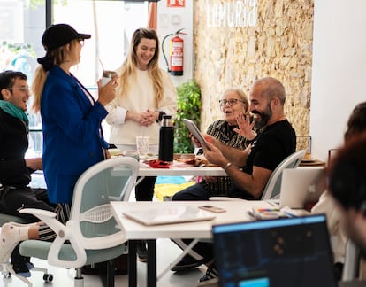 La octogenaria Carme Pol Mansachs da clases de catalán en el 'coworking' Lemuria.