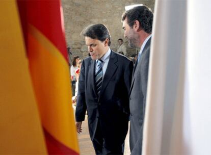 El secretario general de CiU, Artur Mas (i) y el portavoz del BNG, Anxo Quintana, en Santiago de Compostela.