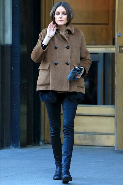 El abrigo de pelo es una acierto esta temporada. Olivia Palermo opta por la versión abotonada con maxi bolsillos.