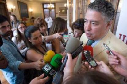 El secretario de Estado de Seguridad Social, Tomás Burgos, atiende a los medios en el Palacio de la Magdalena, esta mañana en Santander, donde ha intervenido en seminario "Seguridad Social: un modelo sostenible" en la Universidad Internacional Menéndez Pelayo.