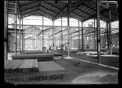 1920 (aproximadamente). El Matadero Municipal de Legazpi en construcción. Una de las mayores obras civiles de la ciudad, proyectada en 1907 por el arquitecto Luis Bellido con apoyo del ingeniero José Eugenio Ribera. El conjunto incluía 48 edificios e incluso un ramal de ferrocarril para abastecerlo.