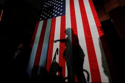 Silueta de Hillary Clinton sobre una bandera de Estados Unidos, en un acto de campaña de la candidata demócrata en Mancheste, el 6 de noviembre de 2016.