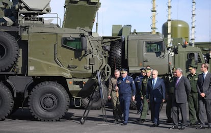 El presidente ruso Vladimir Putin durante su visita a un centro de pruebas de vuelo militar en Akhtubinsk.