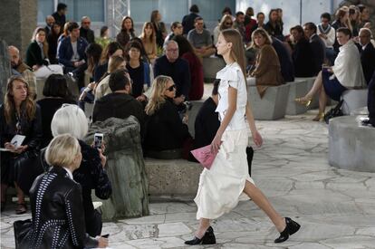 La primera colección femenina del británico Jonathan Anderson para Loewe (la de primavera/verano 2015) se ha presentado esta mañana en la Maison de l’UNESCO de París. Asientos de piedra repartidos por los jardines permitían que cada invitado tuviera una visión “única” de la línea. “Este es un espacio en ninguna parte. Una tierra de todos y de nadie”, aseguraba sobre el edificio.