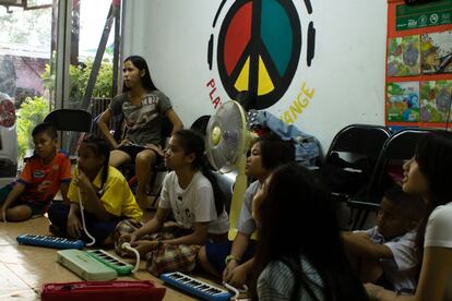 Los ni&ntilde;os de la escuela de m&uacute;sica de la Fundaci&oacute;n Playing for Change se sienten parte de una familia. Consideran a Siriporn Pomwong (en la foto), la coordinadora de la escuela, su hermana mayor. Muchos de los ni&ntilde;os tienen familias desesctructuradas por la droga y las violencia del barrio.