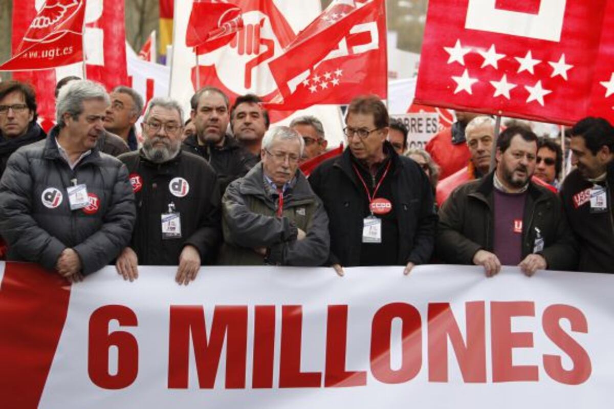 Miles de manifestantes marchan en 60 ciudades contra el paro y los ...