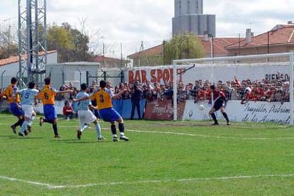 Luciano, portero del Alagón, encaja el tercer gol, dos minutos después del penalti.
/ J. M. RONMERO