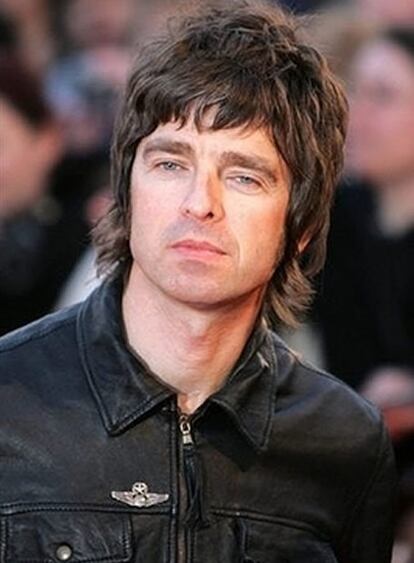 El fundador de Oasis, Noel Gallagher, famoso por lo juerguista y por sus polémicas declaraciones, ha dicho que si tuviera que cambiar de profesión se acercaría nada menos que a la iglesia católica. "Sería cura. Creo que eso me daría una sana dosis de realidad. Me parece divertido lo de pedir dinero y ponerlo en una canasta e invitar a la gente a beber vino. Cuando me aburriera de eso, me sentaría a pensar sobre la vida y el universo. Sería un cura bastante especial", ha declarado Gallagher, que piensa que es más atractivo que su hermano Liam y, por lo tanto, debe ser considerado líder de la banda.