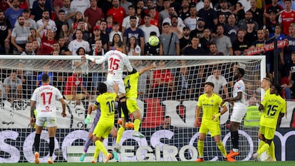 En-Nesyri remata para hacer el gol del triunfo del Sevilla ante el Villarreal en el minuto 94.