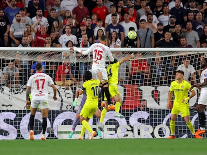En-Nesyri remata para hacer el gol del triunfo del Sevilla ante el Villarreal en el minuto 94.