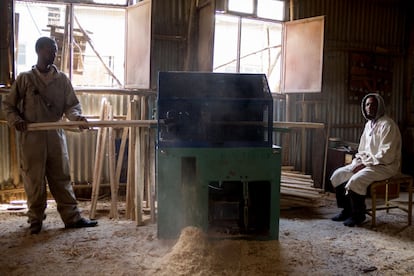 Dos empleados de la ebanistería fabrican palos de madera para futuras escobas y fregonas en la escuela de Salu, que ha sacado de la pobreza a 1.200 mendigos con discapacidad desde 1996 enseñándoles diversos oficios. En la ebanistería hay seis trabajadores permanentes, pero a principios de año acogerán a los alumnos del nuevo curso de capacitación, que dura nueve meses.