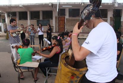 Ensayo de la Orquesta de Instrumentos Reciclados de Paraguay en el patio de una escuela del barrio de Cateura, en Asunción (Paraguay).