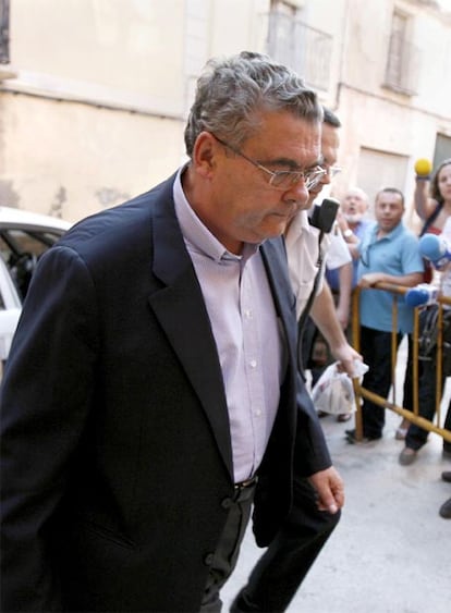 El ex alcalde de Lorca Miguel Navarro, ayer a su llegada al juzgado.