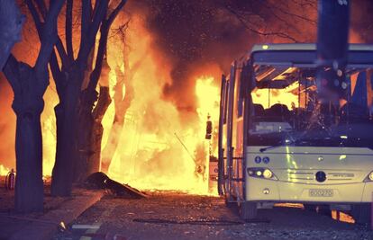 Vista de las llamas producidas por la explosión de un coche bomba a muy poca distancia del cuartel central de las Fuerzas Aéreas turcas en Ankara (Turquía), el 17 de febrero de 2016.