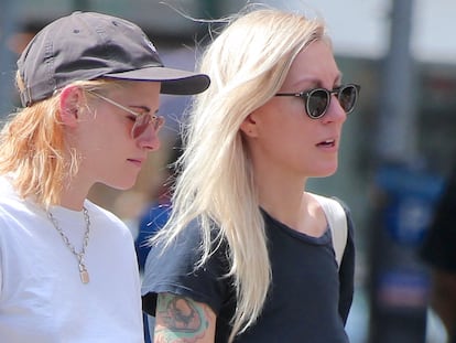 La actriz Kristen Stewart y su prometida Dylan Meyer en Nueva York en Septiembre de 2021.