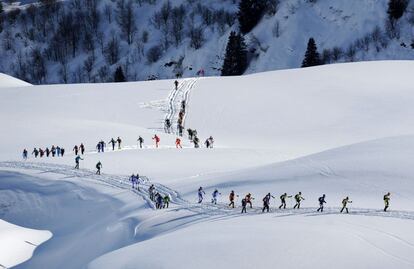 LAS IMÁGENES DEL DÍA. Subida al pico Antecime durante la tercera etapa de la carrera de esquí Pierra-Menta, en Areches-Beaufort, Francia.