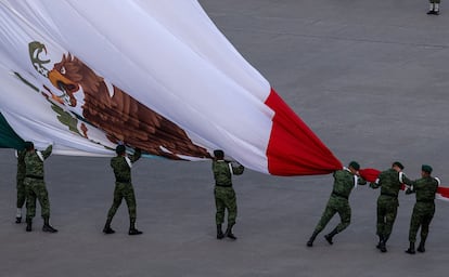 24 de febrero, Día de la Bandera de México: soldados del Ejército mexicano recogen el lábaro patrio en el Zócalo de Ciudad de México