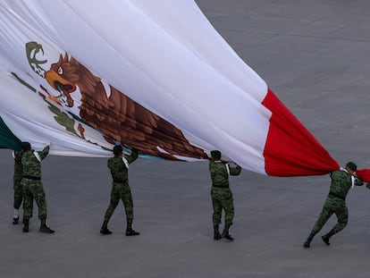 Soldados del Ejército mexicano recogen el lábaro patrio en el Zócalo de Ciudad de México, el pasado 20 de febrero.