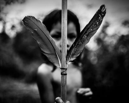 Niña indígena con el bastón de pluma. Inicio del rito del sueño, Amazonia 2017.