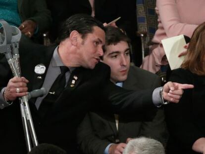 Carlos Arredondo y Jeff Bauman, que fue herido en el atentado de Boston, esperan que Obama de el discurso del estado de la Unión.