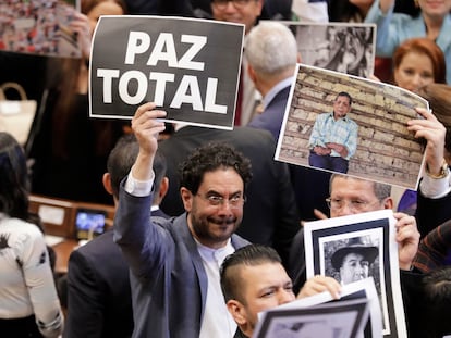 El senador Iván Cepeda levante un cartel con la frase "Paz total", durante la instalación del Congreso Nacional, en Bogotá (Colombia), el 20 de julio de 2022.