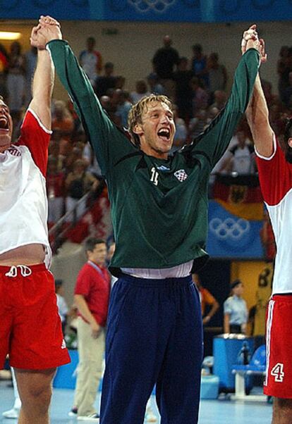 Venio Losert celebra el oro en Atenas.