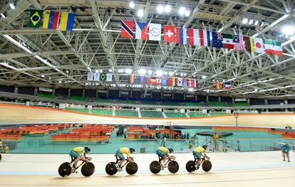 Ciclistas del equipo australiano entrenan en el Velódromo Olímpico.