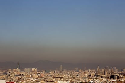 Imatge d'arxiu de la contaminació atmosfèrica de Barcelona.